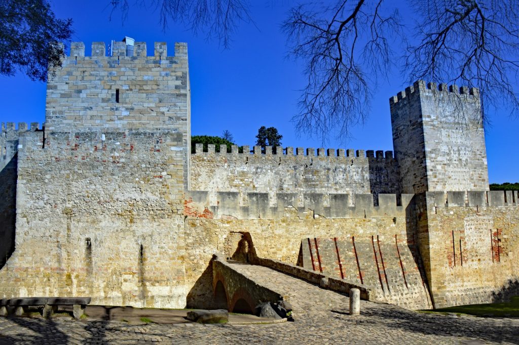 замок святого георгия в лиссабоне