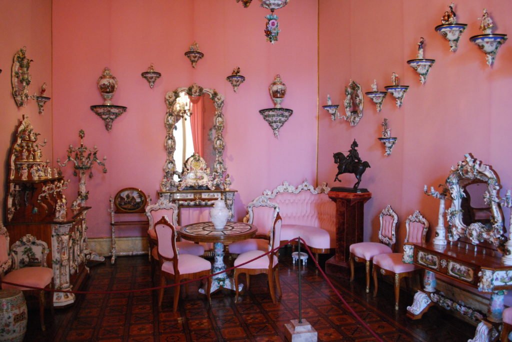 Розовый зал