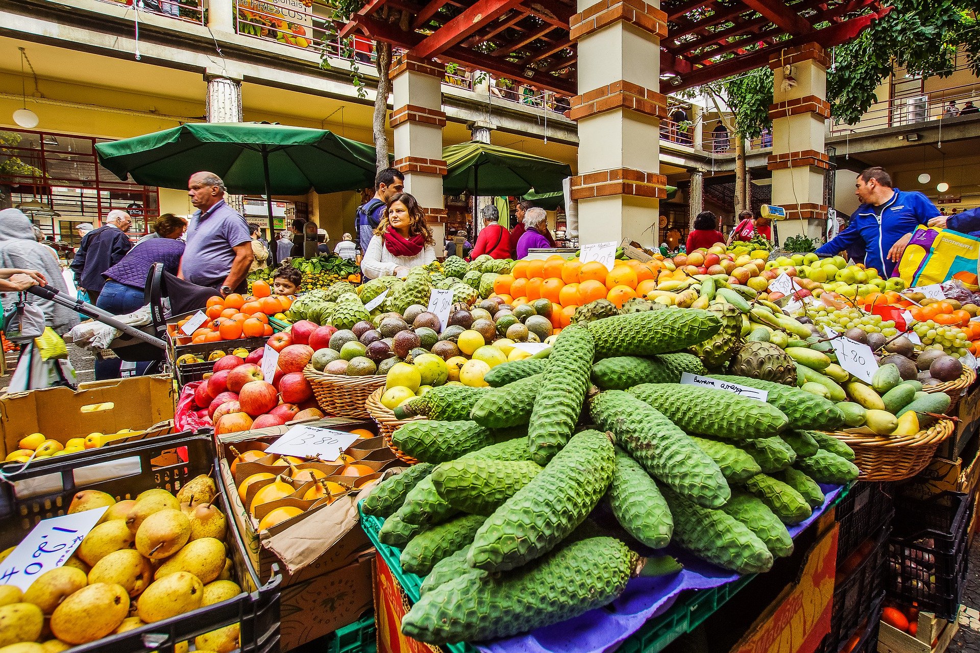 Остров фруктов 2. Бананас фрукт Мадейра. Остров Мадейра Фуншал рынок. Мадейра фруктовый рынок. На рынке.